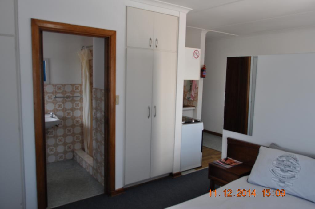 Backpacker Apartments Plettenberg Bay Room photo